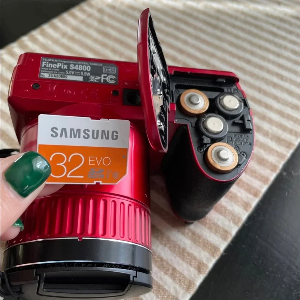 Fujifilm Finepix S4800 Red